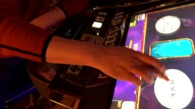 Slot machine Casino oynayan adam