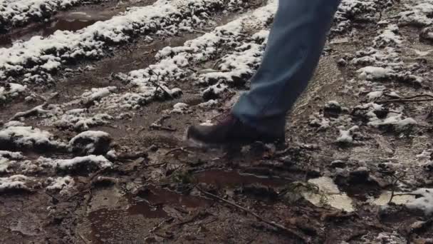 Caminante masculino camina a través del barro y charcos — Vídeos de Stock