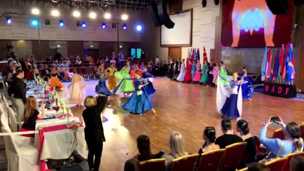 Chicas con vestidos coloridos participan en concursos de baile . — Vídeo de stock