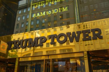 Güneşli bir gün Trump kule cephe