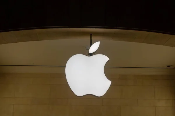 Logo perusahaan Apple di toko di Grand Central — Stok Foto