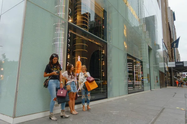 Fiatal nők vásárlás után a Fifth Avenue-ben Manhattan. — Stock Fotó