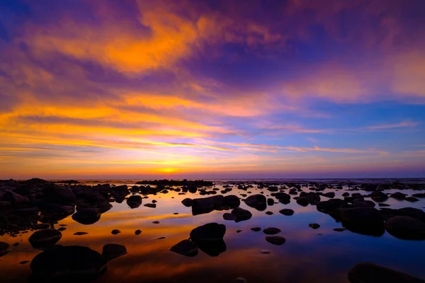 Hermosa puesta de sol en el lado del mar con piedras — Foto de Stock