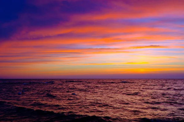 Güzel gün batımı taşlarla deniz yan