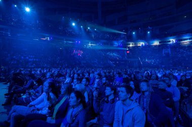 İnsanlar büyük kongre salonunda iş konferansına katılıyor