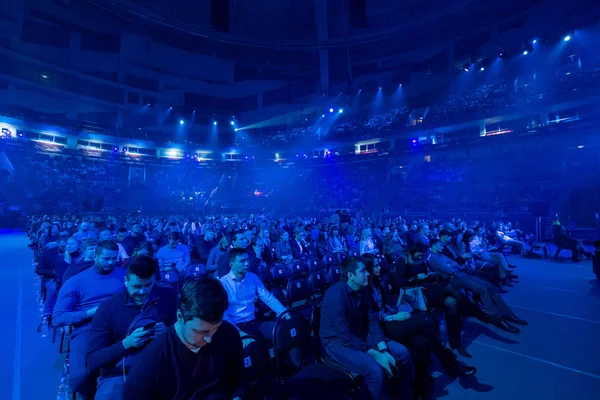 Pessoas participam de conferência de negócios em grande sala de congressos — Fotografia de Stock