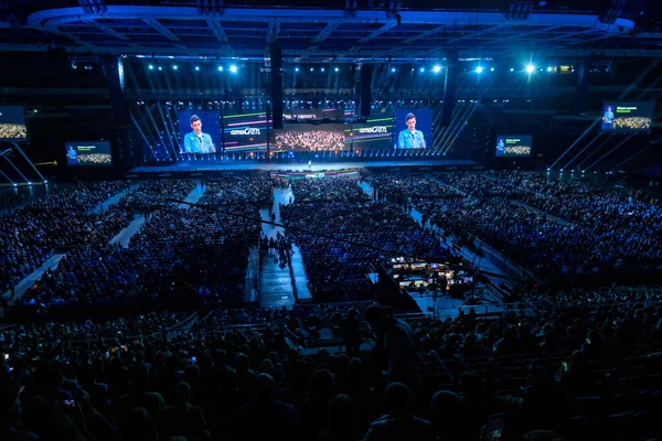 Teilnehmer an der Konferenz in der Kongresshalle des syergy global forum — Stockfoto