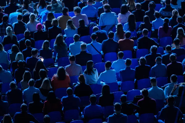 El público escucha al conferenciante en la conferencia — Foto de Stock