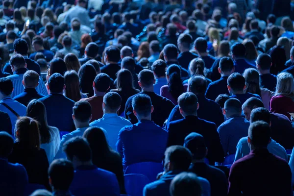 Publiczność słucha wykładowca na konferencji — Zdjęcie stockowe