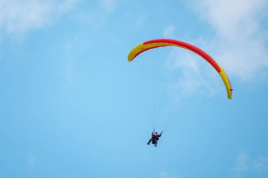 Gökyüzünde uçan tandem paraşütler