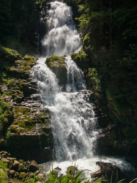 Vattenfall i skogen på sommaren — Stockfoto