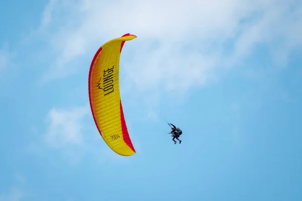 Paralotniarki tandemowe latające w pochmurne niebo — Zdjęcie stockowe