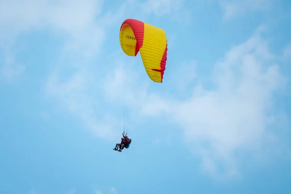 Parapentes Tandem voando no céu — Fotografia de Stock