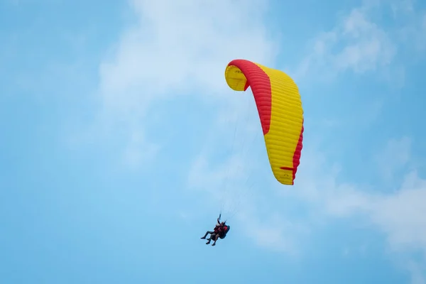 Tandem-Gleitschirme fliegen in den Himmel — Stockfoto