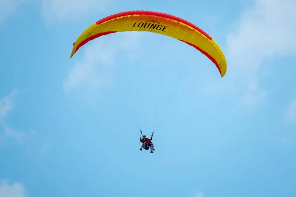 Tandem-Gleitschirme fliegen in den bewölkten Himmel — Stockfoto