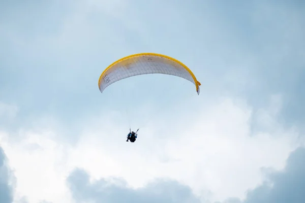 Tandem paragliders vliegen in de lucht — Stockfoto