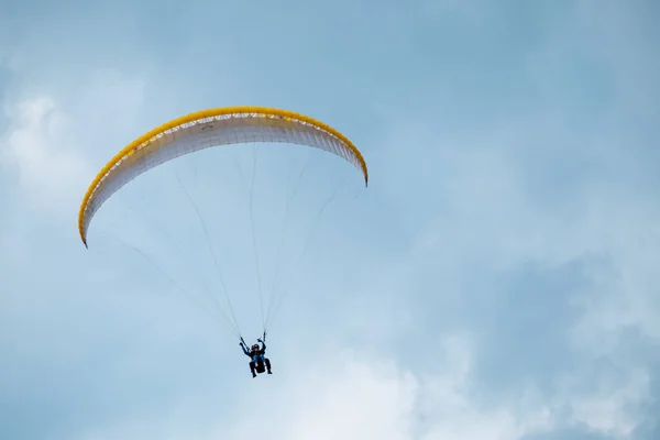 タンデム パラグライダーが空を飛んでいます。 — ストック写真