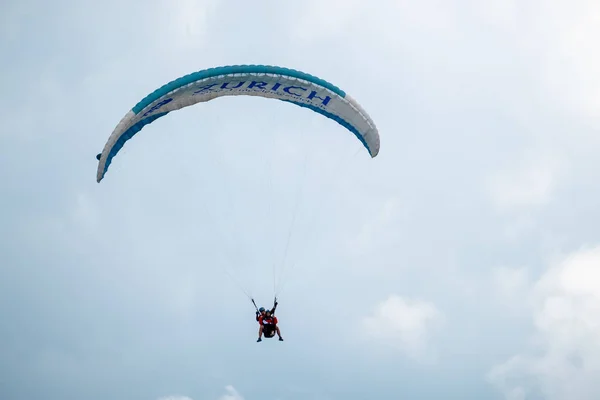 Parapentes en tándem volando en el cielo nublado — Foto de Stock