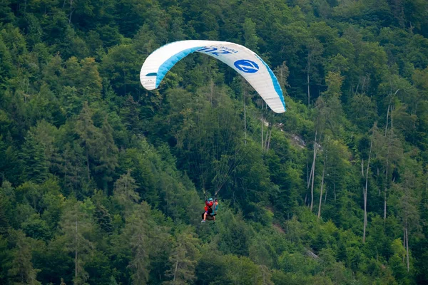 Tandem paragliders flying in the cloudy sky — Stock Photo, Image