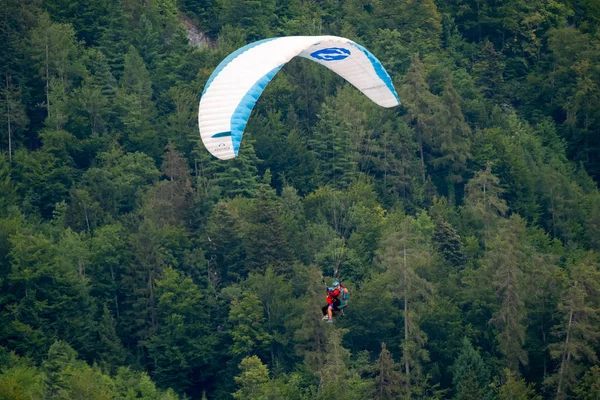 Bulutlu gökyüzünde uçan tandem yamaç paraşütü — Stok fotoğraf
