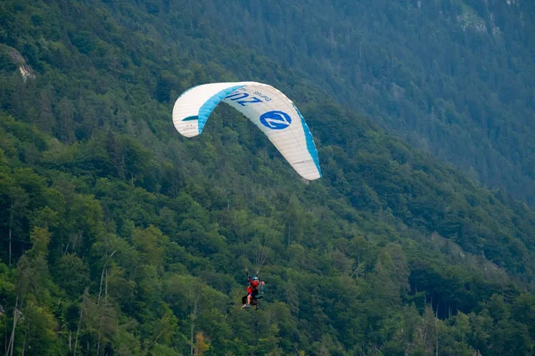 Tandem paragliders vliegen in de wolkenhemel — Stockfoto