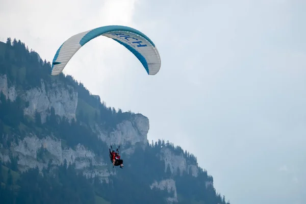 Parapentes en tándem volando en el cielo nublado — Foto de Stock