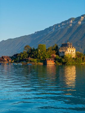 Isetwald köyünün yakınındaki Brienz Gölü