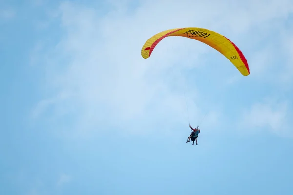 Paralotniarki tandemowe latające w pochmurne niebo — Zdjęcie stockowe