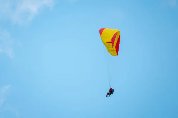 Tandem-Gleitschirme fliegen in den Himmel — Stockfoto