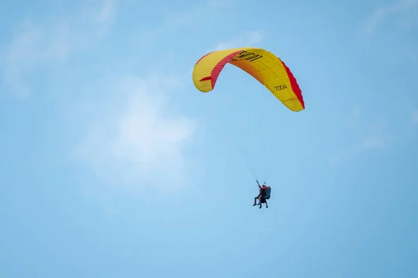 Paralotniarki tandemowe latające w pochmurne niebo — Zdjęcie stockowe