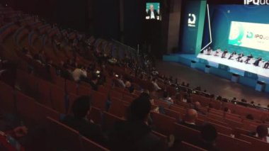 İnsanlar büyük kongre salonunda iş konferansına katılıyor