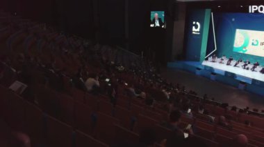 İnsanlar büyük kongre salonunda iş konferansına katılıyor