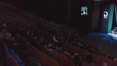 İnsanlar büyük kongre salonunda iş konferansına katılıyor