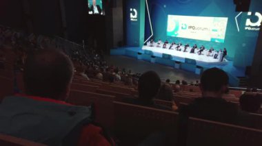 İnsanlar büyük kongre salonunda iş konferansına katılıyor