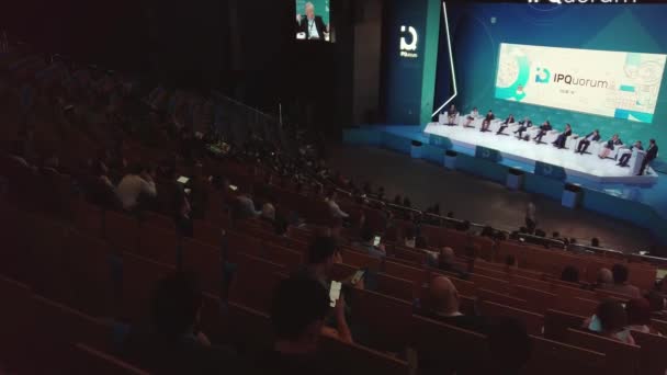 Le persone partecipano alla conferenza di business in una grande sala congressi — Video Stock