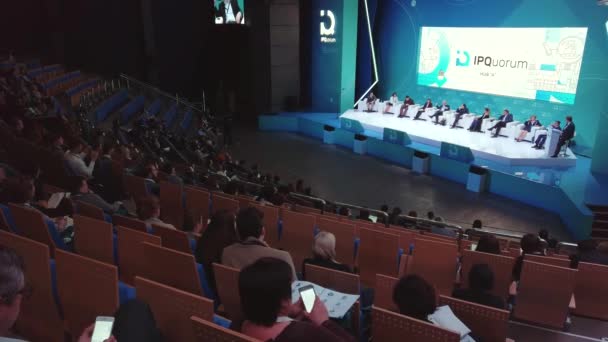 Människor deltar i affärs konferens i stor kongress Hall — Stockvideo