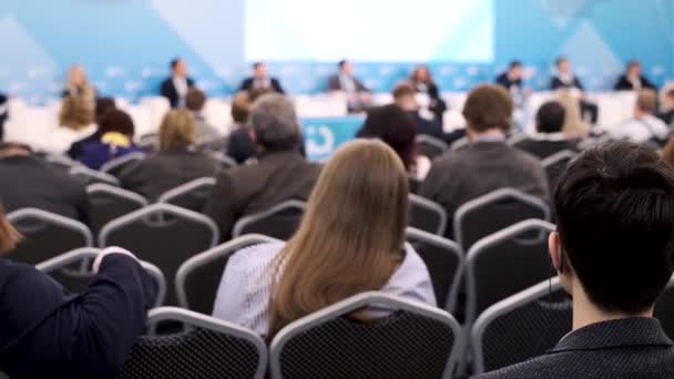 El público escucha al conferenciante en la conferencia — Vídeo de stock