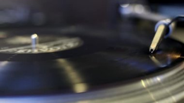 Plak çalan turntable