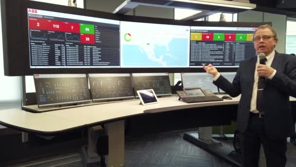 Teknik övervaknings system med flera skärmar — Stockvideo