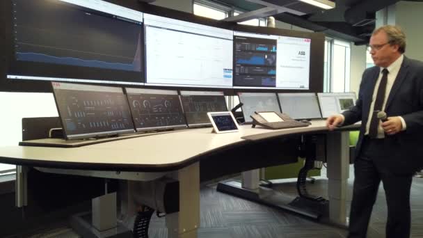 Inženýrský monitorovací systém s více obrazovkami — Stock video