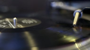 Plak çalan turntable