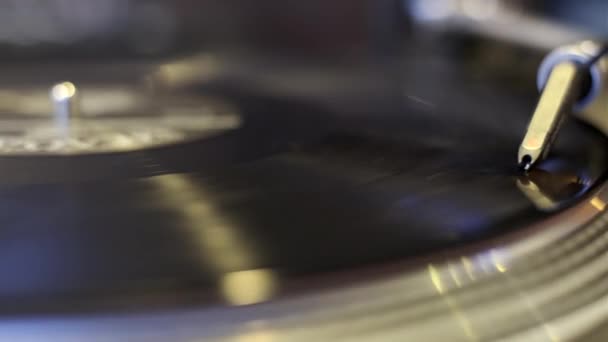 Turntable playing vinyl record — Stock Video