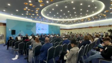 İnsanlar büyük kongre salonunda iş konferansına katılıyor