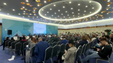 İnsanlar büyük kongre salonunda iş konferansına katılıyor