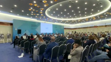 İnsanlar büyük kongre salonunda iş konferansına katılıyor