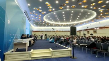 İnsanlar büyük kongre salonunda iş konferansına katılıyor