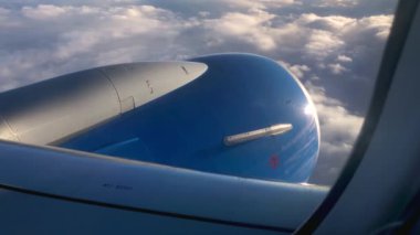 Bir bulutlar üzerinde uçan uçak