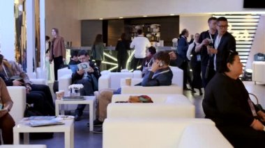 İnsanlar bir iş konferansında bir mola sırasında Bar ziyaret