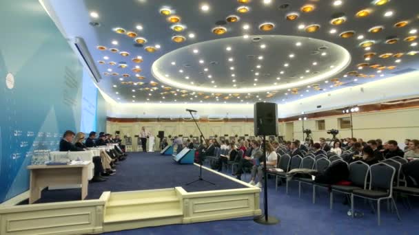 İnsanlar büyük kongre salonunda iş konferansına katılıyor — Stok video