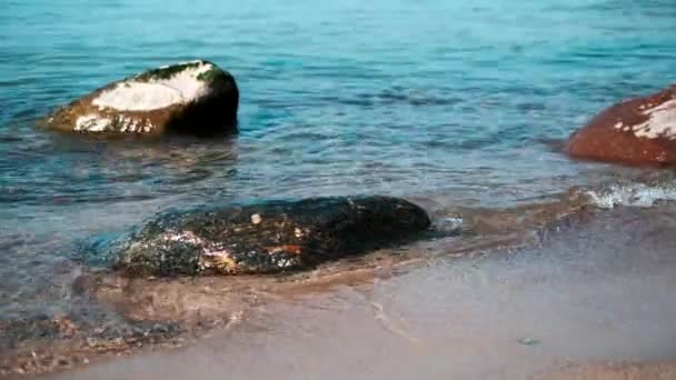 Морская вода медленно брызгает на пляж — стоковое видео